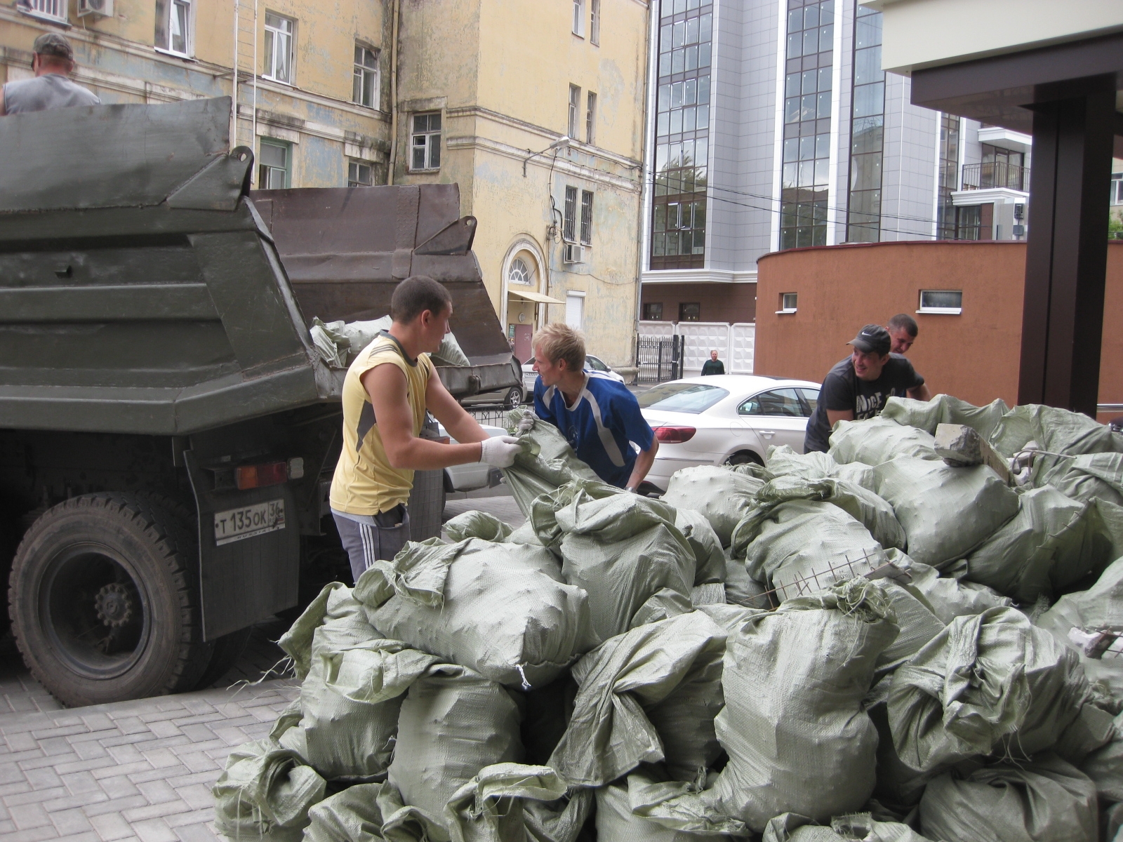 вывоз мусора город москва цена работы грузчиков
